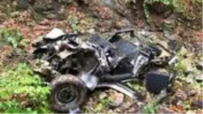 Baba ve oğlu, 400 metre uçuruma yuvarlanarak hurdaya dönen araçtan sağ kurtuldular Baba ve oğlu, 400 metre uçuruma yuvarlanarak hurdaya dönen araçtan sağ kurtuldular