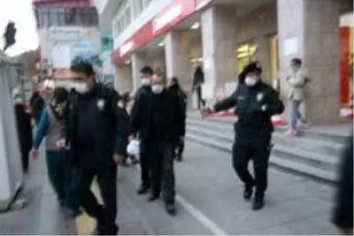 Belindeki 50 santimetrelik kama ile yakalandı Belindeki 50 santimetrelik kama ile yakalandı
