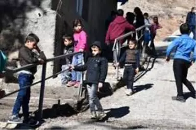 Son dakika gündem: Beytüşşebaplı çocukların tek eğlenceleri merdiven korkulukları Son dakika gündem: Beytüşşebaplı çocukların tek eğlenceleri merdiven korkulukları