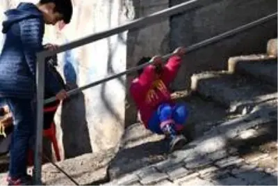 Son dakika gündem: Beytüşşebaplı çocukların tek eğlenceleri merdiven korkulukları Son dakika gündem: Beytüşşebaplı çocukların tek eğlenceleri merdiven korkulukları