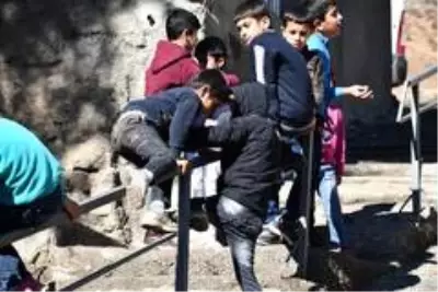 Son dakika gündem: Beytüşşebaplı çocukların tek eğlenceleri merdiven korkulukları Son dakika gündem: Beytüşşebaplı çocukların tek eğlenceleri merdiven korkulukları