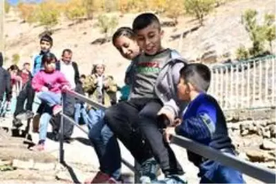 Son dakika gündem: Beytüşşebaplı çocukların tek eğlenceleri merdiven korkulukları Son dakika gündem: Beytüşşebaplı çocukların tek eğlenceleri merdiven korkulukları