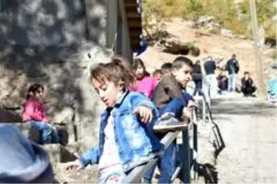 Son dakika gündem: Beytüşşebaplı çocukların tek eğlenceleri merdiven korkulukları Son dakika gündem: Beytüşşebaplı çocukların tek eğlenceleri merdiven korkulukları