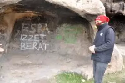 Binlerce yıllık Frig vadisi mağaralarında çirkin yazı ve şekiller Binlerce yıllık Frig vadisi mağaralarında çirkin yazı ve şekiller
