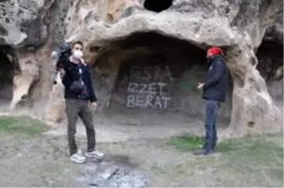 Binlerce yıllık Frig vadisi mağaralarında çirkin yazı ve şekiller Binlerce yıllık Frig vadisi mağaralarında çirkin yazı ve şekiller