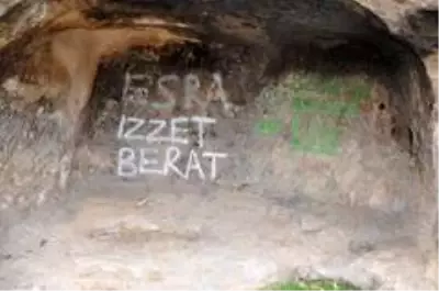 Binlerce yıllık Frig vadisi mağaralarında çirkin yazı ve şekiller Binlerce yıllık Frig vadisi mağaralarında çirkin yazı ve şekiller