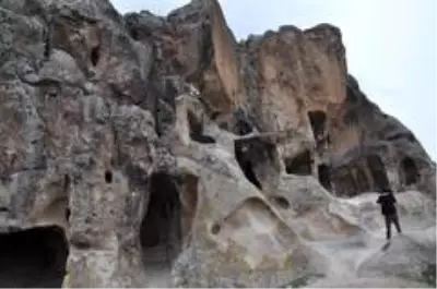 Binlerce yıllık Frig vadisi mağaralarında çirkin yazı ve şekiller Binlerce yıllık Frig vadisi mağaralarında çirkin yazı ve şekiller