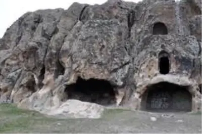 Binlerce yıllık Frig vadisi mağaralarında çirkin yazı ve şekiller Binlerce yıllık Frig vadisi mağaralarında çirkin yazı ve şekiller