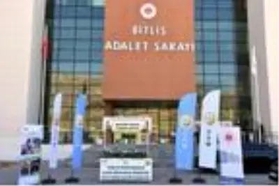 Bitlis Cumhuriyet Başsavcısı fidan dağıttı Bitlis Cumhuriyet Başsavcısı fidan dağıttı