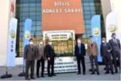 Bitlis Cumhuriyet Başsavcısı fidan dağıttı Bitlis Cumhuriyet Başsavcısı fidan dağıttı