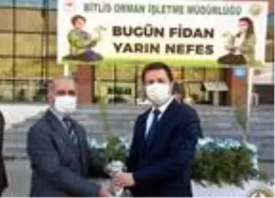 Bitlis Cumhuriyet Başsavcısı fidan dağıttı Bitlis Cumhuriyet Başsavcısı fidan dağıttı