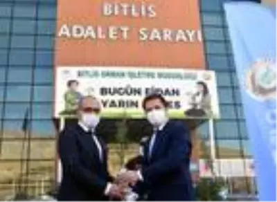 Bitlis Cumhuriyet Başsavcısı fidan dağıttı Bitlis Cumhuriyet Başsavcısı fidan dağıttı