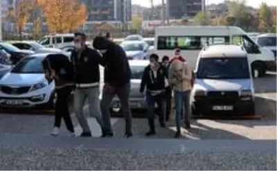 Bolu'da 100 bin lira değerinde kereste çalan 4 kişi adliyeye sevk edildi Bolu'da 100 bin lira değerinde kereste çalan 4 kişi adliyeye sevk edildi