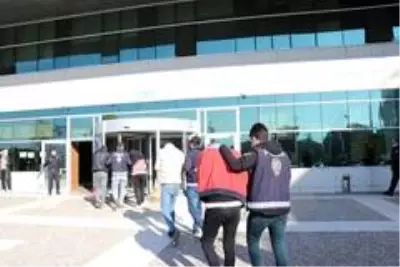 Bolu'da 100 bin lira değerinde kereste çalan 4 kişi adliyeye sevk edildi Bolu'da 100 bin lira değerinde kereste çalan 4 kişi adliyeye sevk edildi