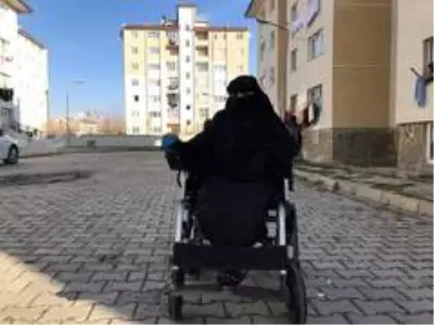 Cam kemik hastası kadın, akülü sandalyesine kavuştu Cam kemik hastası kadın, akülü sandalyesine kavuştu