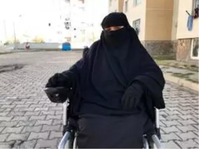 Cam kemik hastası kadın, akülü sandalyesine kavuştu Cam kemik hastası kadın, akülü sandalyesine kavuştu