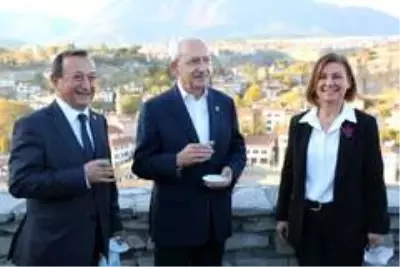 CHP Genel Başkanı Kılıçdaroğlu Safran tarlasında hasat yaptı CHP Genel Başkanı Kılıçdaroğlu Safran tarlasında hasat yaptı