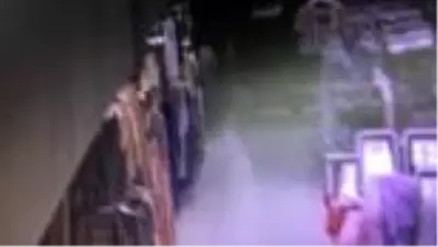 Çocuğa hırsızlık yaptıran iki şüpheli tutuklandı Çocuğa hırsızlık yaptıran iki şüpheli tutuklandı