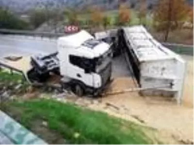Devrilen TIR'ın sürücüsü yaralandı, tonlarca buğday yola saçıldı Devrilen TIR'ın sürücüsü yaralandı, tonlarca buğday yola saçıldı