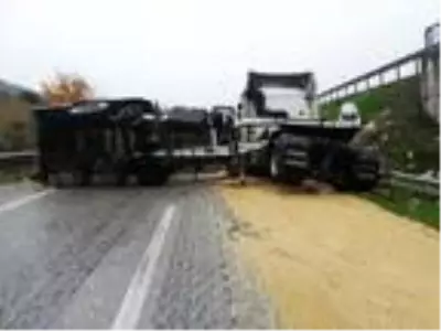 Devrilen TIR'ın sürücüsü yaralandı, tonlarca buğday yola saçıldı Devrilen TIR'ın sürücüsü yaralandı, tonlarca buğday yola saçıldı