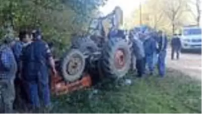 Devrilen traktörün sürücüsü yaralandı Devrilen traktörün sürücüsü yaralandı