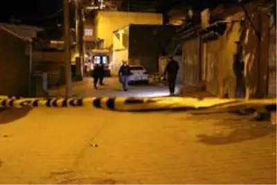 Diyarbakır'da 100'den fazla kurşunun sıkıldığı silahlı kavgada 1'i ağır 2 kişi yaralandı Diyarbakır'da 100'den fazla kurşunun sıkıldığı silahlı kavgada 1'i ağır 2 kişi yaralandı