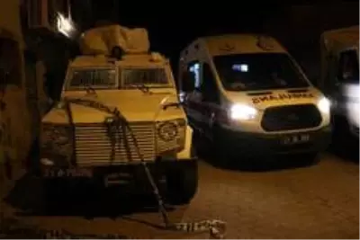 Diyarbakır'da 100'den fazla kurşunun sıkıldığı silahlı kavgada 1'i ağır 2 kişi yaralandı Diyarbakır'da 100'den fazla kurşunun sıkıldığı silahlı kavgada 1'i ağır 2 kişi yaralandı