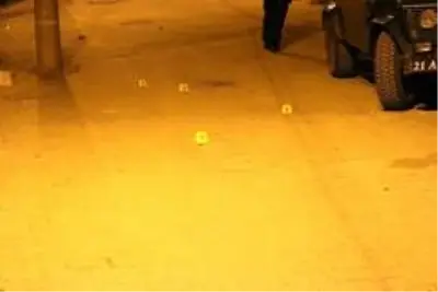 Diyarbakır'da 100'den fazla kurşunun sıkıldığı silahlı kavgada 1'i ağır 2 kişi yaralandı Diyarbakır'da 100'den fazla kurşunun sıkıldığı silahlı kavgada 1'i ağır 2 kişi yaralandı