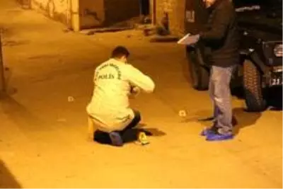 Diyarbakır'da 100'den fazla kurşunun sıkıldığı silahlı kavgada 1'i ağır 2 kişi yaralandı Diyarbakır'da 100'den fazla kurşunun sıkıldığı silahlı kavgada 1'i ağır 2 kişi yaralandı