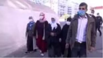 DİYARBAKIR - Diyarbakır'daki evlat nöbetine bir aile daha katıldı DİYARBAKIR - Diyarbakır'daki evlat nöbetine bir aile daha katıldı