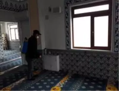 Dodurga'da camiler ve umuma açık alanlarda dezenfekte işlemi Dodurga'da camiler ve umuma açık alanlarda dezenfekte işlemi