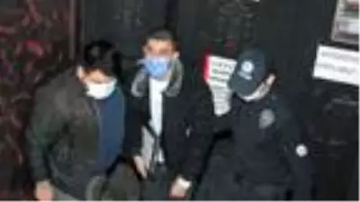 Korona partisine baskın! Kaçmaya çalışırken merdivenden yuvarlandılar Korona partisine baskın! Kaçmaya çalışırken merdivenden yuvarlandılar