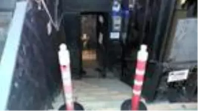 Korona partisine baskın! Kaçmaya çalışırken merdivenden yuvarlandılar Korona partisine baskın! Kaçmaya çalışırken merdivenden yuvarlandılar