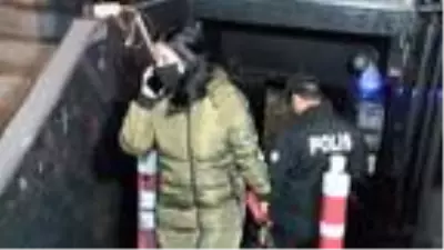 Korona partisine baskın! Kaçmaya çalışırken merdivenden yuvarlandılar Korona partisine baskın! Kaçmaya çalışırken merdivenden yuvarlandılar