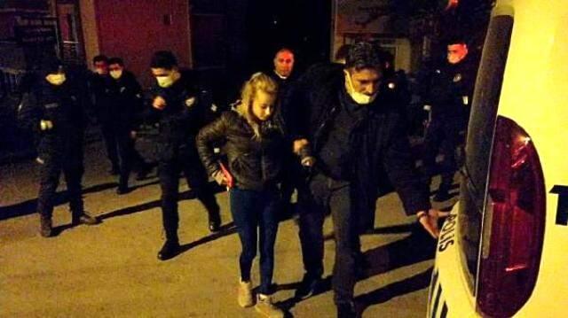 Eşinin sırtından bıçakladığı adam kanlar içinde kapının önünde bulundu