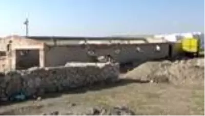 Evlerinin yanındaki obruğa rağmen yaylada yaşamaya devam ediyorlar Evlerinin yanındaki obruğa rağmen yaylada yaşamaya devam ediyorlar