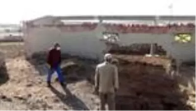 Evlerinin yanındaki obruğa rağmen yaylada yaşamaya devam ediyorlar Evlerinin yanındaki obruğa rağmen yaylada yaşamaya devam ediyorlar