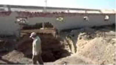 Evlerinin yanındaki obruğa rağmen yaylada yaşamaya devam ediyorlar Evlerinin yanındaki obruğa rağmen yaylada yaşamaya devam ediyorlar