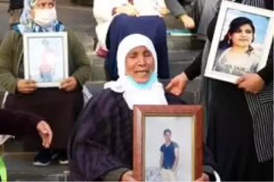HDP önündeki ailelerin çığlığına yeni bir ses katıldı HDP önündeki ailelerin çığlığına yeni bir ses katıldı