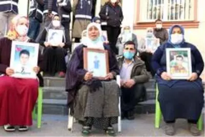 HDP önündeki ailelerin çığlığına yeni bir ses katıldı HDP önündeki ailelerin çığlığına yeni bir ses katıldı