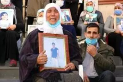 HDP önündeki ailelerin çığlığına yeni bir ses katıldı HDP önündeki ailelerin çığlığına yeni bir ses katıldı