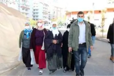 HDP önündeki ailelerin çığlığına yeni bir ses katıldı HDP önündeki ailelerin çığlığına yeni bir ses katıldı
