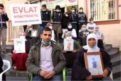 HDP önündeki ailelerin çığlığına yeni bir ses katıldı HDP önündeki ailelerin çığlığına yeni bir ses katıldı