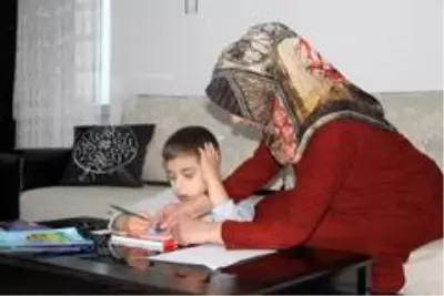 Son dakika... İşitme engelli anne, çocukları için okuma yazma öğreniyor Son dakika... İşitme engelli anne, çocukları için okuma yazma öğreniyor