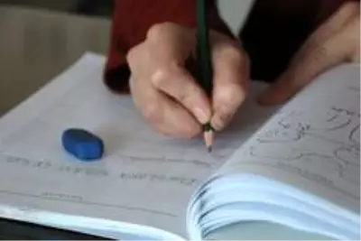 Son dakika... İşitme engelli anne, çocukları için okuma yazma öğreniyor Son dakika... İşitme engelli anne, çocukları için okuma yazma öğreniyor