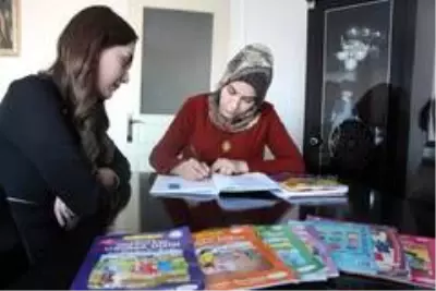 Son dakika... İşitme engelli anne, çocukları için okuma yazma öğreniyor Son dakika... İşitme engelli anne, çocukları için okuma yazma öğreniyor