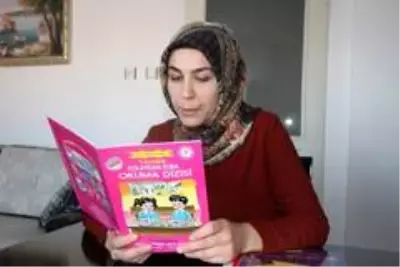 Son dakika... İşitme engelli anne, çocukları için okuma yazma öğreniyor Son dakika... İşitme engelli anne, çocukları için okuma yazma öğreniyor