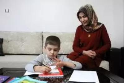 Son dakika... İşitme engelli anne, çocukları için okuma yazma öğreniyor Son dakika... İşitme engelli anne, çocukları için okuma yazma öğreniyor