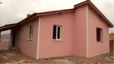 Isparta'da zor şartlarda yaşayan 7 kişilik aile yeni evleri için gün sayıyor Isparta'da zor şartlarda yaşayan 7 kişilik aile yeni evleri için gün sayıyor