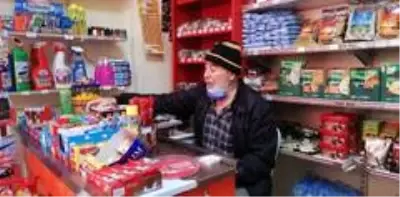 İstanbul'da yaşlı adama markette ekmek bıçağıyla gasp girişimi İstanbul'da yaşlı adama markette ekmek bıçağıyla gasp girişimi